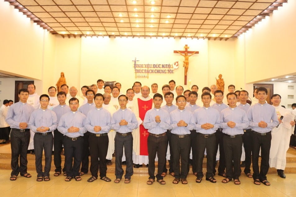 16 Vietnamese novices take the first vows to be Jesuits