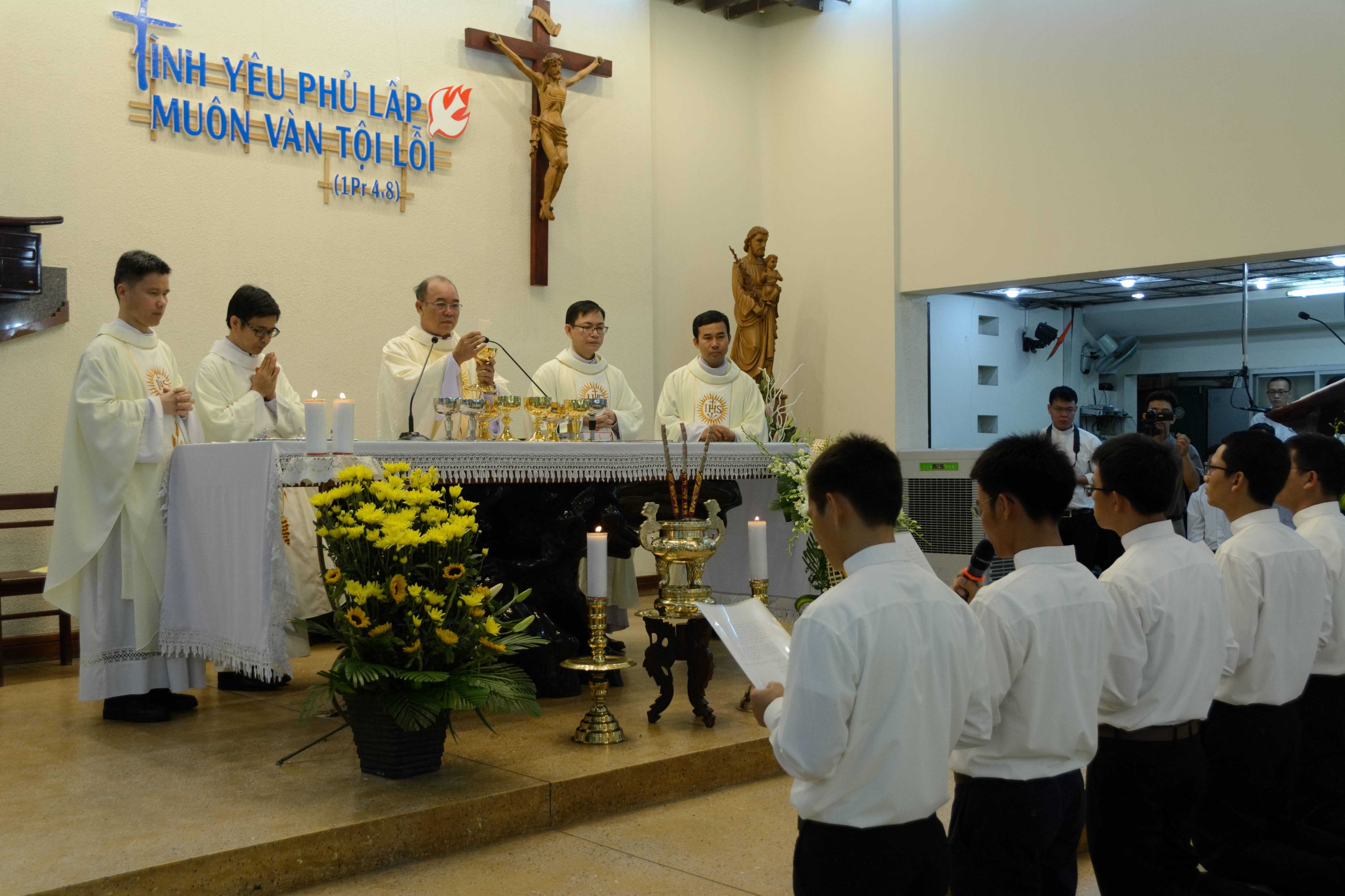 18 Jesuit Novices in Vietnam profess first vows