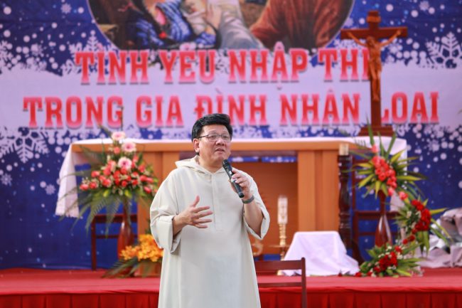 1000 students gathered with Fr. Francis Xavier Vu The Toan, SJ to take ...