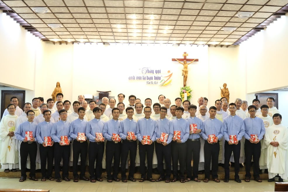 Responding to Jesus’ Call to be his companions: Fourteen novices in Vietnam take First vows
