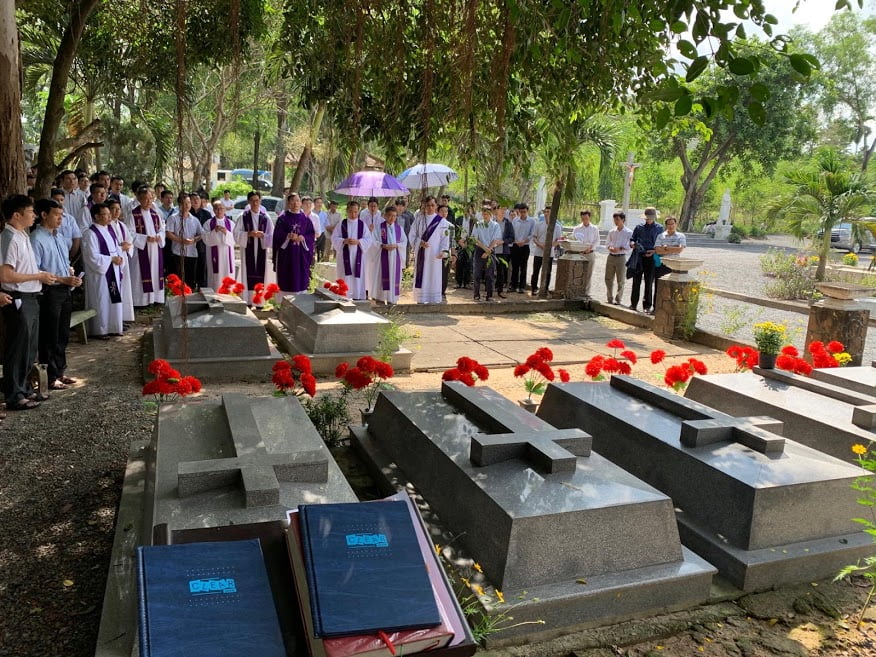 Visit The Departed Jesuits On The All Souls’ Day 02.11